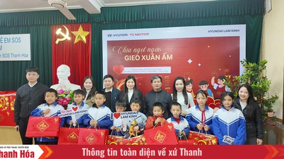 Hyundai Lam Kinh gir Tet-gaver til barn i SOS-barnebyen Thanh Hoa.