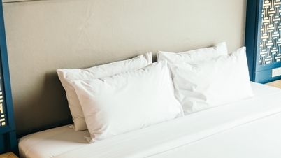 Pourquoi y a-t-il généralement quatre oreillers sur un lit d'hôtel ?