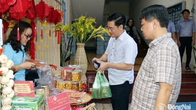 La empresa Dong Nai Water Supply Joint Stock Company abre el mercado Tet para atender a los trabajadores.