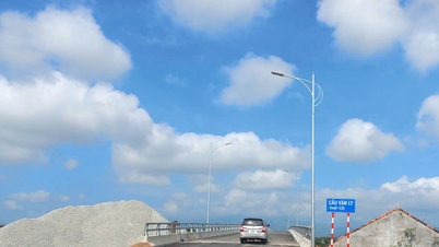 Niektóre pojazdy mogą tymczasowo przejeżdżać przez most Van Ly podczas święta Tet.