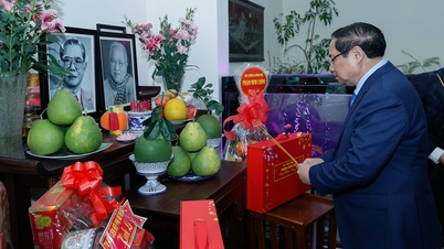 Premiér Pham Minh Chinh obětoval zesnulé vůdce strany a státu kadidlo a navštívil a předal novoroční blahopřání bývalým vůdcům strany a státu.