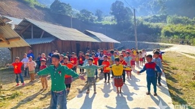On falu hmong népe hálás a Pártnak.