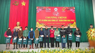 Trao 500 suất quà tết cho các hộ dân bị thiệt hại do bão số 10 và hoàn lưu bão số 11