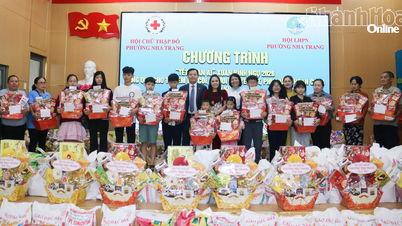 Donated 150 gift packages to orphaned children and disadvantaged families in Nha Trang ward.