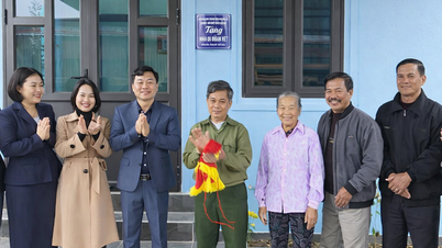 El barrio de Phu Lien entrega dos casas de "Gran Solidaridad" a hogares desfavorecidos durante las vacaciones del Tet.