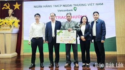 Dak Lak tiene dos clientes que ganaron premios en el programa "Por la Triple Felicidad" de Vietcombank.