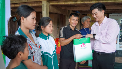 Entrega de regalos de Tet a la gente de la aldea de Ploang, comuna de Truong Son.