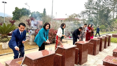 सरकारी कर्मचारियों, अधिकारियों और आंतरिक मामलों के विभाग के कर्मचारियों के एक समूह ने प्रांतीय शहीदों के कब्रिस्तान का दौरा किया।