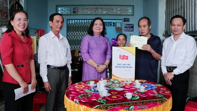 Kamerad Ho Thi Hoang Yen, Anggota Komite Sentral Partai dan Wakil Sekretaris Tetap Komite Partai Provinsi, mengunjungi dan menyampaikan ucapan selamat Tahun Baru kepada keluarga-keluarga yang menerima perlakuan istimewa di komune Nhi Truong.