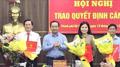 Leder av Ho Chi Minh-byens folkekomité, Nguyen Van Duoc, presenterer utnevnelsesvedtakene for tjenestemenn.