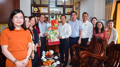 O vice-presidente do Comitê Popular Provincial, Nguyen Truc Son, visita a Associação Comercial de Vinh Long e lhe envia felicitações de Ano Novo.