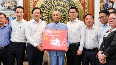 Leiders van Ho Chi Minh-stad brengen een bezoek aan Ridder van het Grootkruis Le Duc Thinh en professor Ho Sy Thoang en wensen hen een gelukkig nieuwjaar.