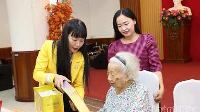 Khanh Hoa Kuş Yuvası Şirketi, sosyal yardım programlarından yararlananlara ve dezavantajlı ailelere Tet Bayramı hediyeleri bağışlıyor.
