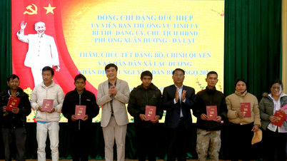 Xuan Huong-distriktet - Da Lat framför nyårshälsningar till fattiga hushåll och familjer i svåra omständigheter i Lac Duong-kommunen och Cam Ly-distriktet - Da Lat.