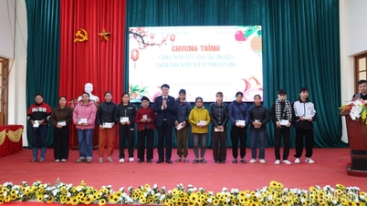 Ziarele și posturile de radio/televiziune donează cadouri de Tet în comuna Xuan Duong.