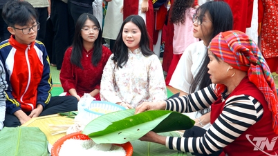 En livlig «Tet i hjembyen min»-feiring på Duc Xuan videregående skole.