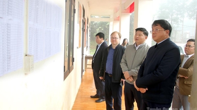 Inspeksjonsteam nr. 3 i den provinsielle valgkomiteen, valgstyre nr. 4 i nasjonalforsamlingen, inspiserte valgforberedelsene i kommunene Giap Trung og Minh Son.