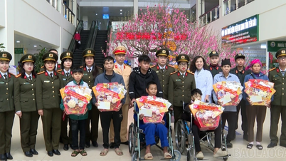 Lao Cai-politiet organiserte et «nullkostnadstransport»-program for å ta pasienter hjem til Tet (månens nyttår).
