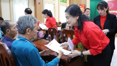 The Central Committee of the Vietnam Red Cross Society donated 2,300 "Compassionate Tet" gifts to people in difficult circumstances.