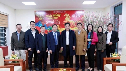 Deputy Minister of Health Le Duc Luan visits and presents gifts in Lao Cai province.