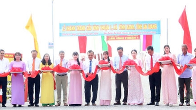 De gemeente Vinh Hanh opent twee bruggen op het platteland.