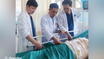 O Hospital Long Khánh drenou 1,7 litros de pus de um abscesso em um paciente com um corpo estranho: uma espinha de peixe.
