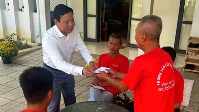 De vicevoorzitter van het provinciale volkscomité van Tay Ninh, Pham Tan Hoa, heeft 100 geschenken overhandigd aan begunstigden van sociale voorzieningen.