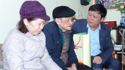 Le camarade Mai Duc Thong, directeur du journal et de la radio-télévision Tuyen Quang, a présenté ses vœux de Nouvel An aux anciens dirigeants des agences médiatiques de la province dans le quartier Ha Giang 2.