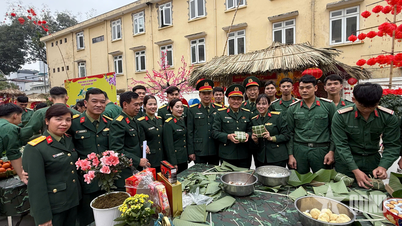 Oficiales y soldados de la Unidad Ceremonial del Ejército participaron con entusiasmo en la competencia de envoltura de pasteles de arroz.