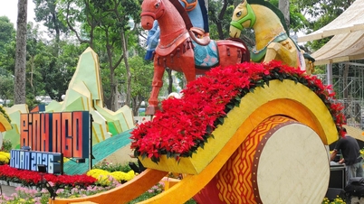Admirando o mascote equino no Festival das Flores da Primavera de Tao Dan, antes da cerimônia de abertura.