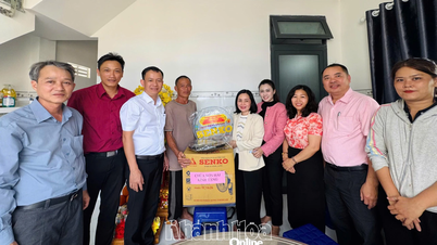 សង្កាត់ដុងហៃប្រគល់ផ្ទះសាមគ្គីចំនួន ៣ ខ្នងដល់គ្រួសារដែលជួបការលំបាក។