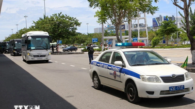 A polícia de trânsito orientará e auxiliará os grupos de pessoas que retornam às suas cidades natais para o Tet (Ano Novo Lunar).