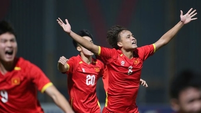 L'équipe vietnamienne des moins de 17 ans affronte la Corée du Sud dans la même équipe pour une place en Coupe du monde.