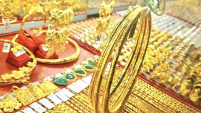 Domestic gold prices remain at their peak despite a sharp drop in global prices.