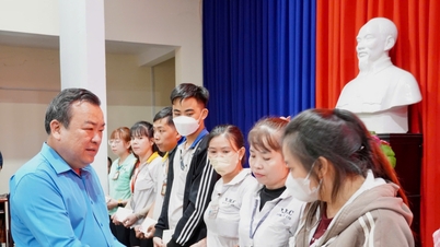 Zastępca sekretarza prowincjonalnego komitetu partyjnego Pham Hung Thai wręcza prezenty Tet pracownikom gminy Chau Thanh.