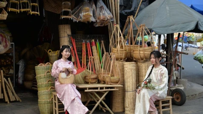 Unga människor är ivriga att bära traditionella vietnamesiska ao dai-klänningar för Tet-foton (månnyår).