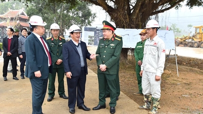 El secretario provincial del Partido, Hau A Leng, visita y alienta a los trabajadores que construyen el proyecto revolucionario de renovación de carreteras.