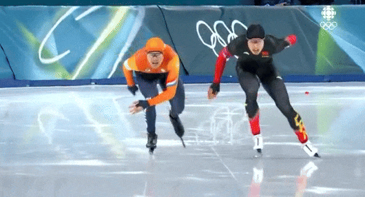 Atleta chino acusado de cometer falta y de impedir que su oponente ganara una medalla olímpica de invierno.