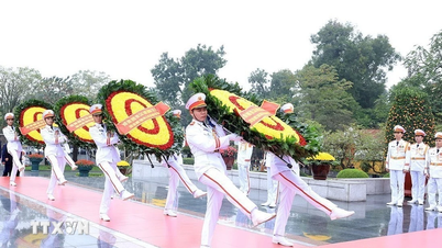 Die führenden Persönlichkeiten von Ho-Chi-Minh-Stadt opfern Weihrauch, um an die heldenhaften Märtyrer während des chinesischen Neujahrsfestes des Pferdes zu erinnern.