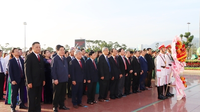 Para pemimpin wilayah meletakkan kalungan bunga di Monumen Nguyen Sinh Sac - Nguyen Tat Thanh dan melawat Tanah Perkuburan Syahid Quy Nhon.