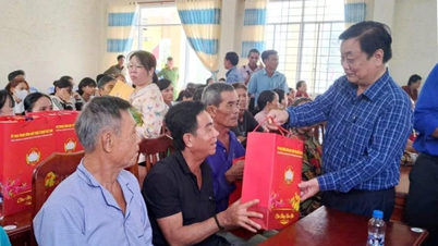 Phó Chủ tịch Quốc hội Lê Minh Hoan thăm, tặng quà tết tại Đồng Tháp