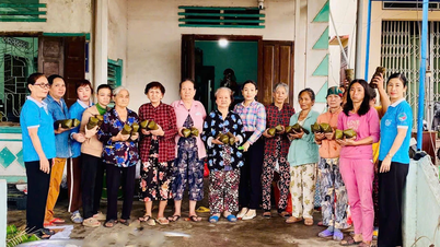 The Women's Union of Cam Lam commune donated 60 banh chung and banh tet (traditional Vietnamese rice cakes) to disadvantaged women.