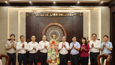 Władze Ho Chi Minh City przyjęły delegację z prowincji Khanh Hoa, która przybyła, aby złożyć życzenia noworoczne.