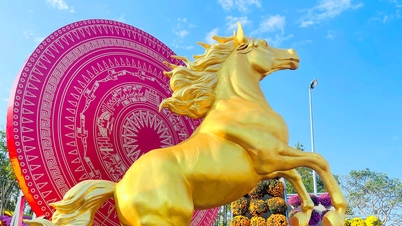 Nghe An revela oficialmente o mascote do cavalo dourado para dar as boas-vindas ao Ano Novo Lunar do Cavalo de 2026.