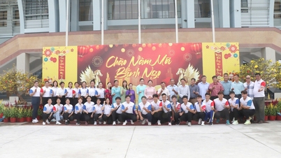 Vice Chairman of the Provincial People's Committee Nguyen Thi Quyen Thanh extends New Year greetings to the culture, sports and tourism sector.