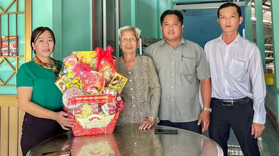 리우투, 호아투, 지아호아 면은 수백 개의 선물 꾸러미를 빈곤층에게 배포했습니다.