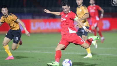 Striker Nguyen Tien Linh donated 50 million VND to support his colleagues at Thanh Hoa Club.