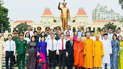 La délégation dirigeante de Hô Chi Minh-Ville a offert de l'encens en mémoire du président Hô Chi Minh.