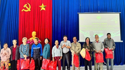 Donación de 300 paquetes de regalos para las fiestas del Tet a hogares pobres y casi pobres en la comuna de Khanh Vinh.