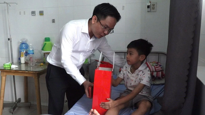 Visita y entrega de regalos de Tet a pacientes infantiles que reciben tratamiento en el Hospital General Regional de Cam Ranh.